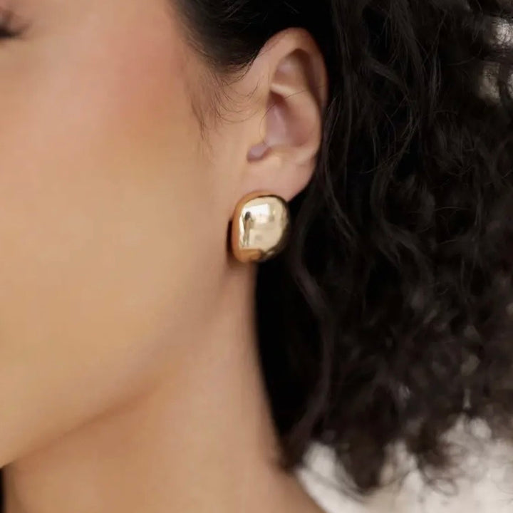Minimal Curved Square Studs